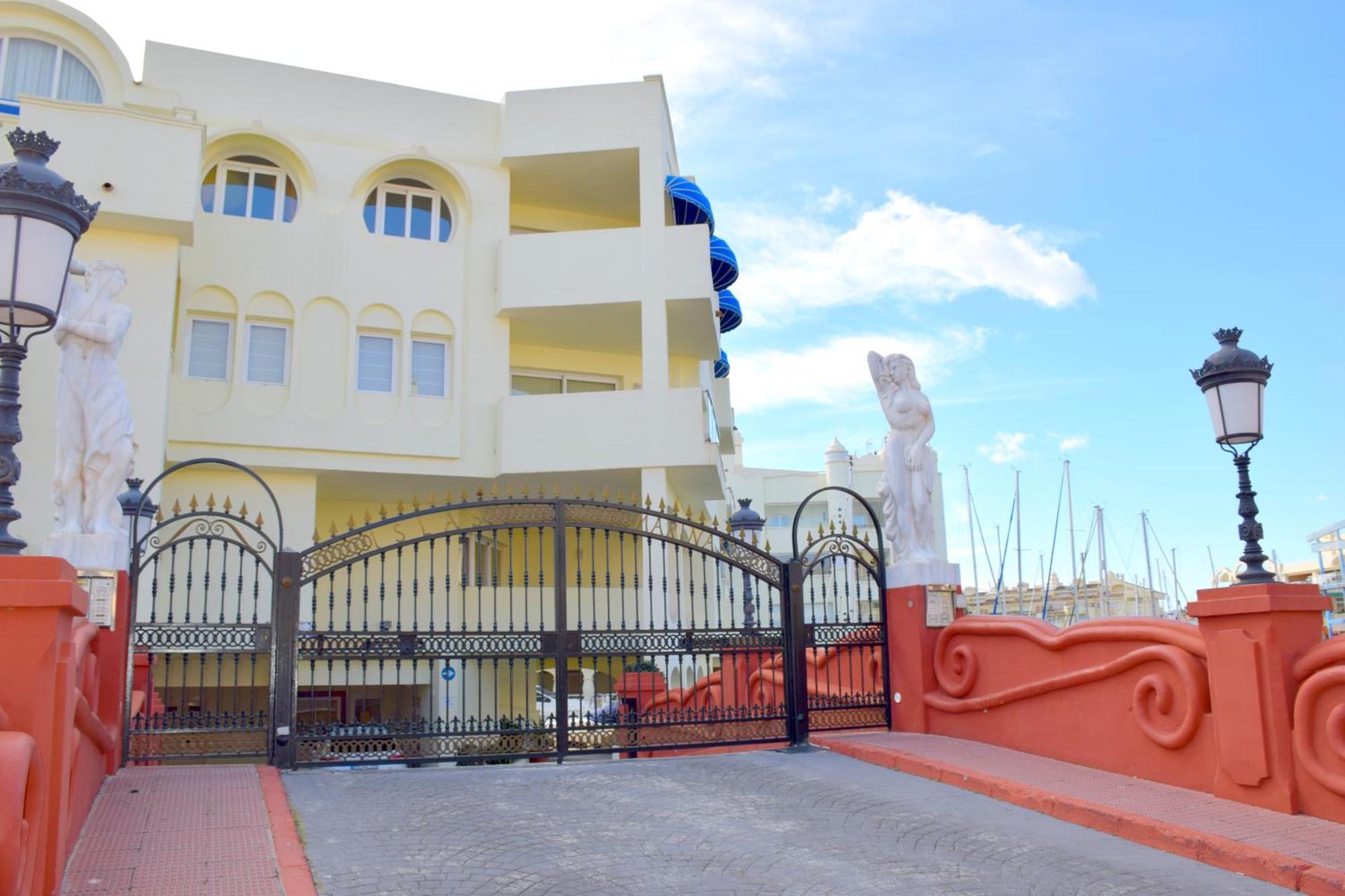 Cozy Corner 2 Bedroom Apartment On New Island Complex In Marina Harbour Benalmádena Exteriör bild